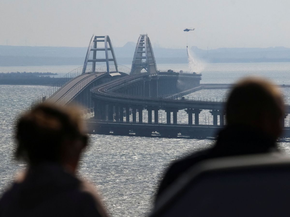 Foto: Labores de extinción del incendio en el puente de Crimea. (Reuters/Stringer)