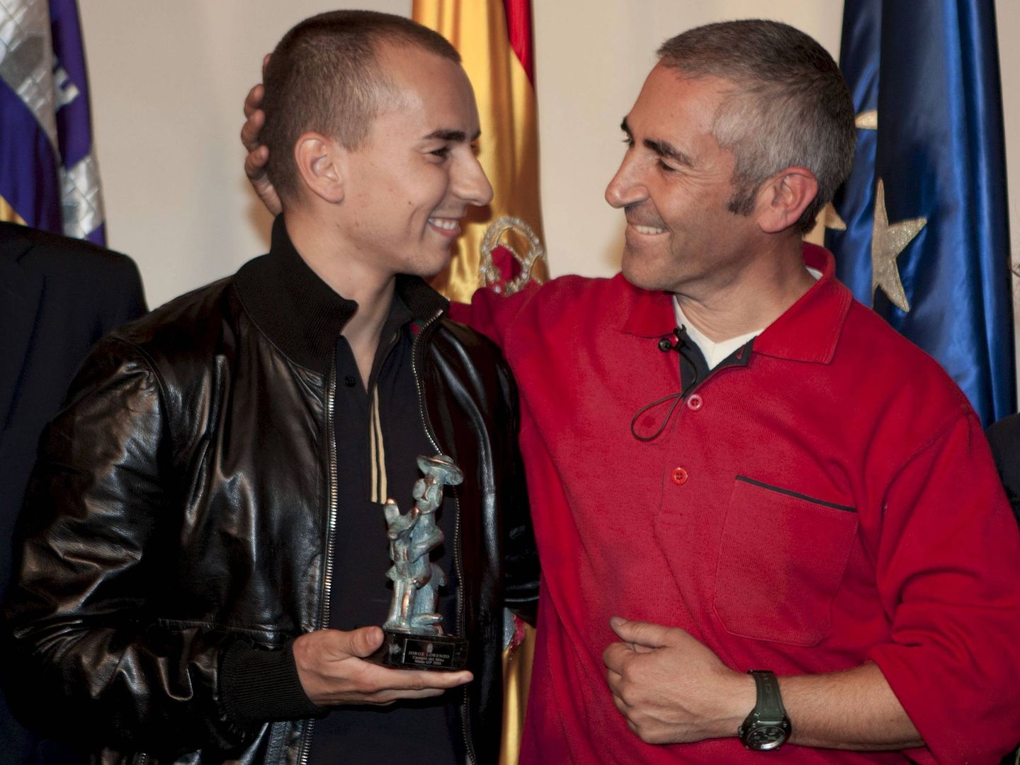 Jorge Lorenzo junto a su padre Chicho en 2010 tras ganar el Mundial de MotoGP. (EFE)