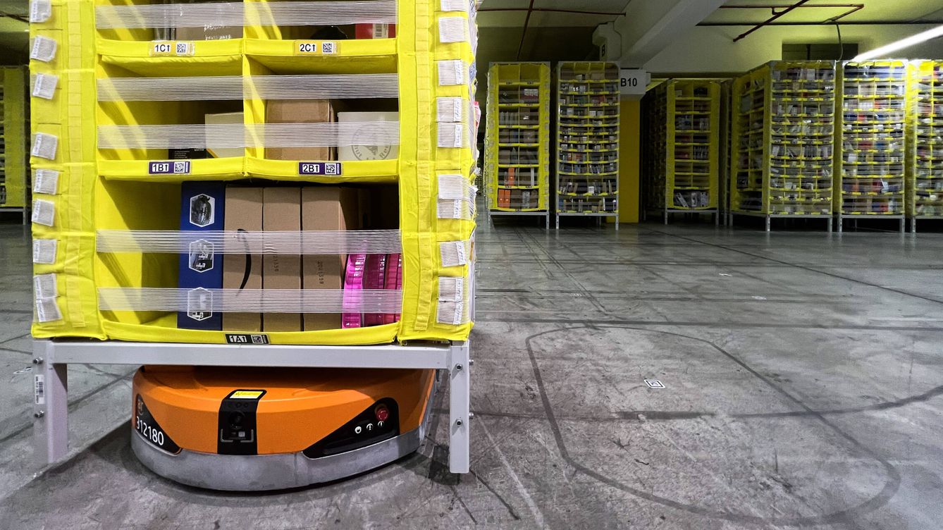 Foto: Uno de los robots de Amazon para mover estanterías de almacenaje. (M. McLoughlin)