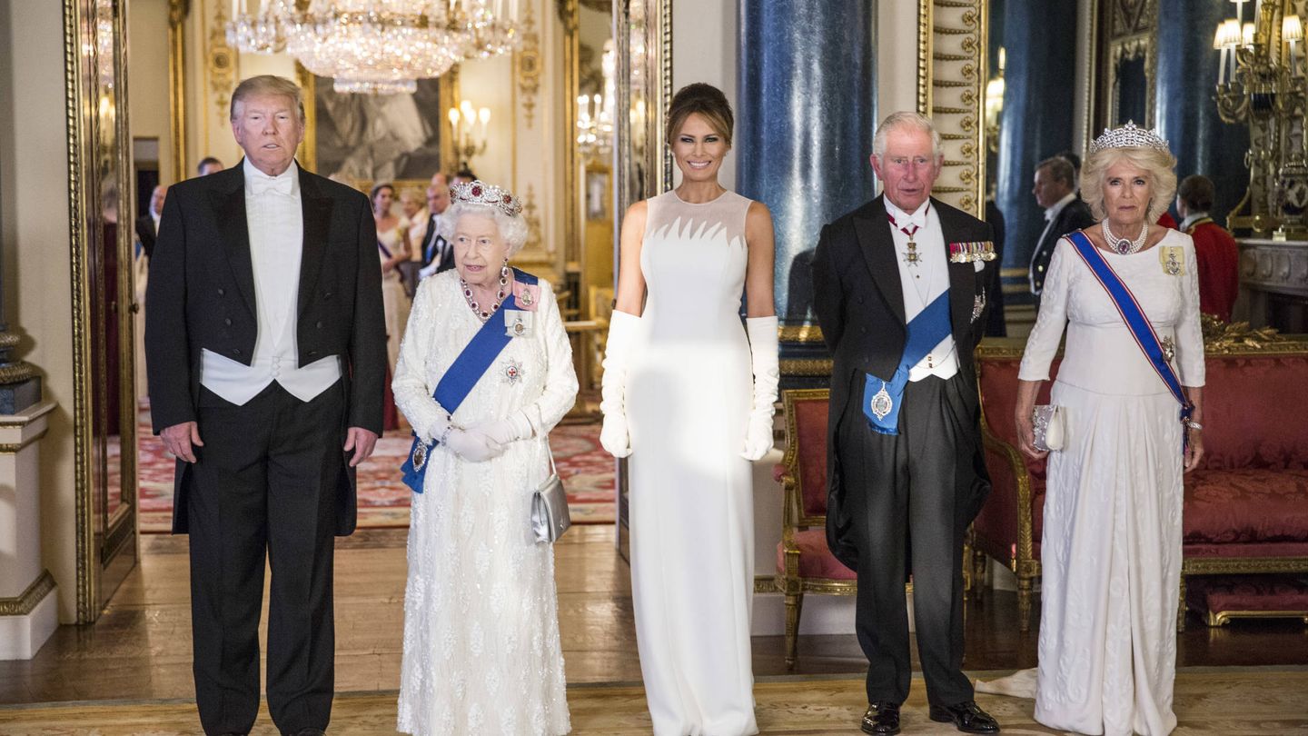 El presidente Donald Trump, la reina Isabel II, la primera dama Melania Trump, el príncipe Carlos y Camilla de Cornualles en Buckingham Palace. (Getty)