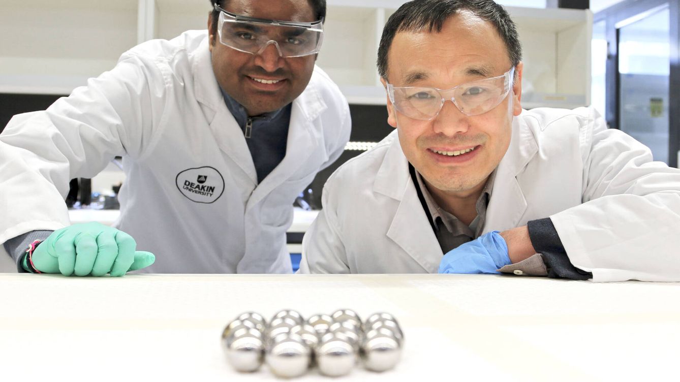 Foto: El Dr. Srikanth Mateti (i) y el profesor Ying Chen, autores del descubrimiento. (Deakin University).