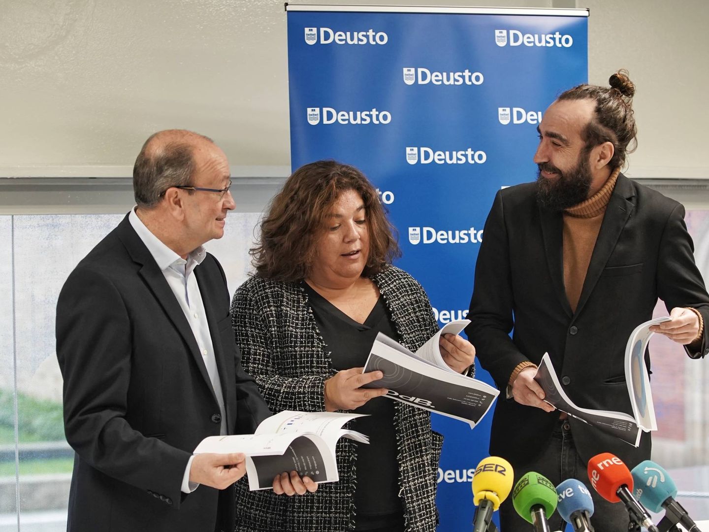 J.A.Rodríguez, (i), junto a M.Silvestre y B.Gómez, durante la presentación del Deustobarómetro. (EC)