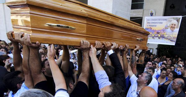 Foto: Un grupo de personas porta el ataúd de Vittorio Casamonica durante su funeral en Roma. (Reuters)