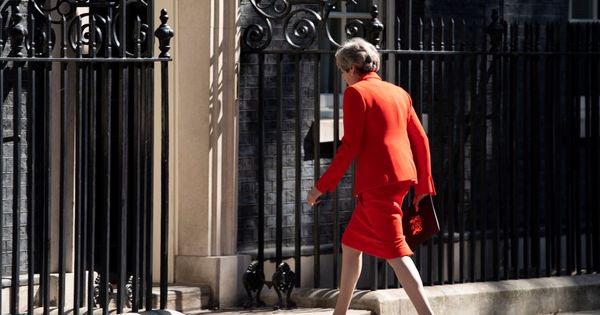 Foto: La primera ministra británica, Theresa May, regresa al interior de Downing Street tras hacer el anuncio de dimisión. (EFE)