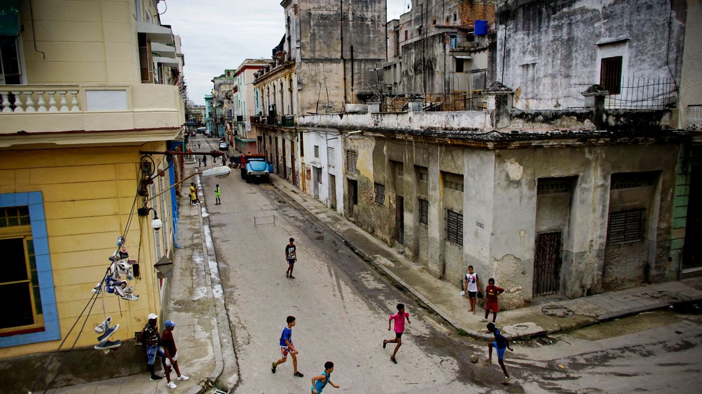 Unos niños juegan al fútbol en una calle de Centro Havana, en mayo de 2018. (Reuters)