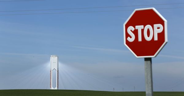 Foto: Señal de Stop con una torre energética al fondo. (Reuters)