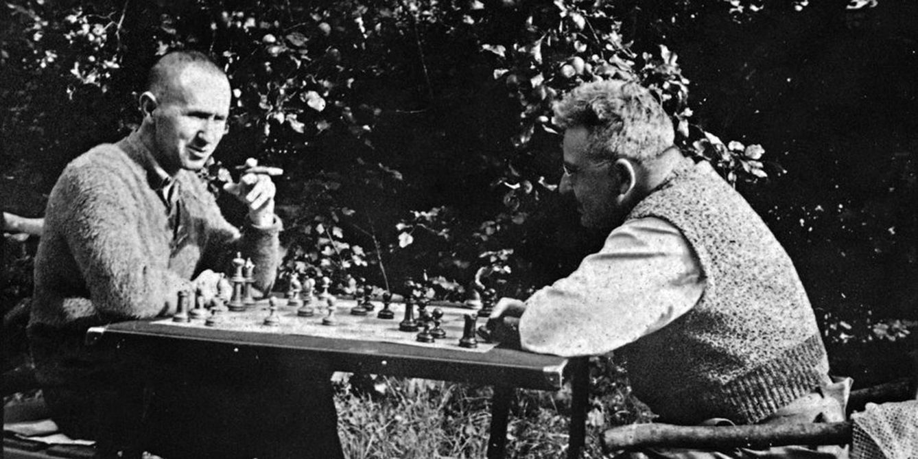 Bertolt Brecht y Walter Benjamin juegan al ajedrez en Dinamarca en 1934