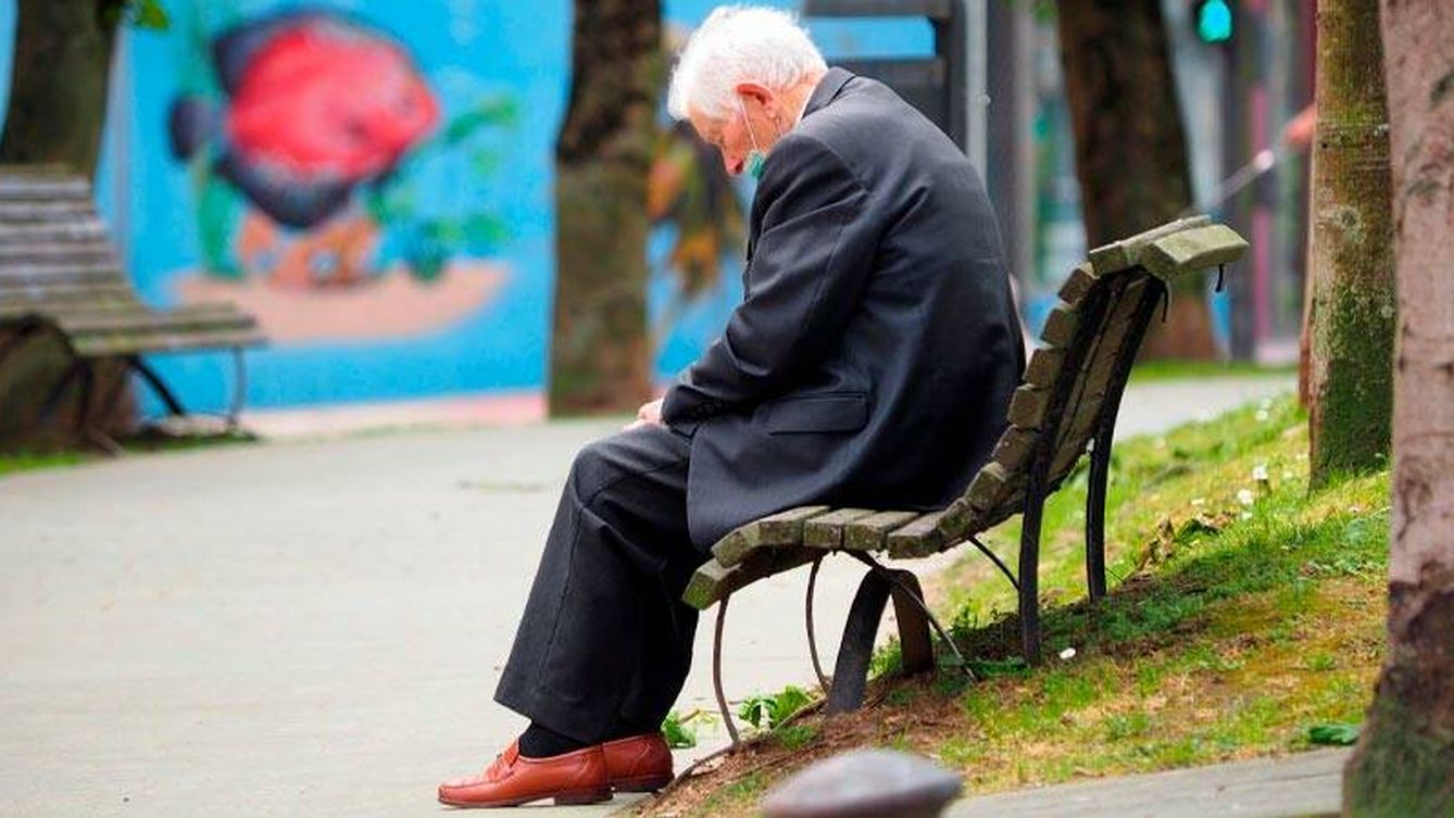 Un jubilado sentado en un banco. (EFE)
