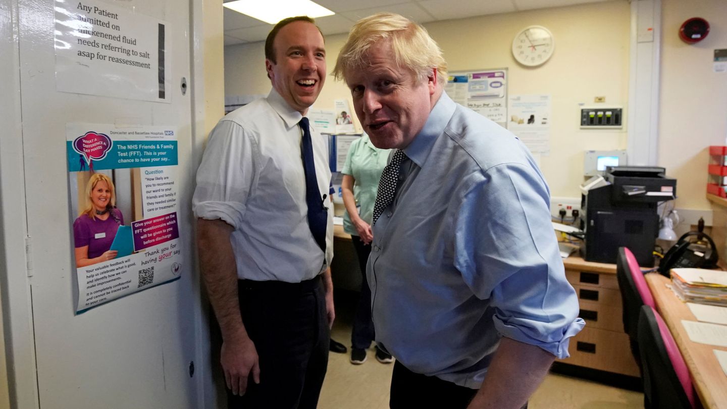Boris Johnson y el ministro de Sanidad, Matt Hancock. (Reuters)