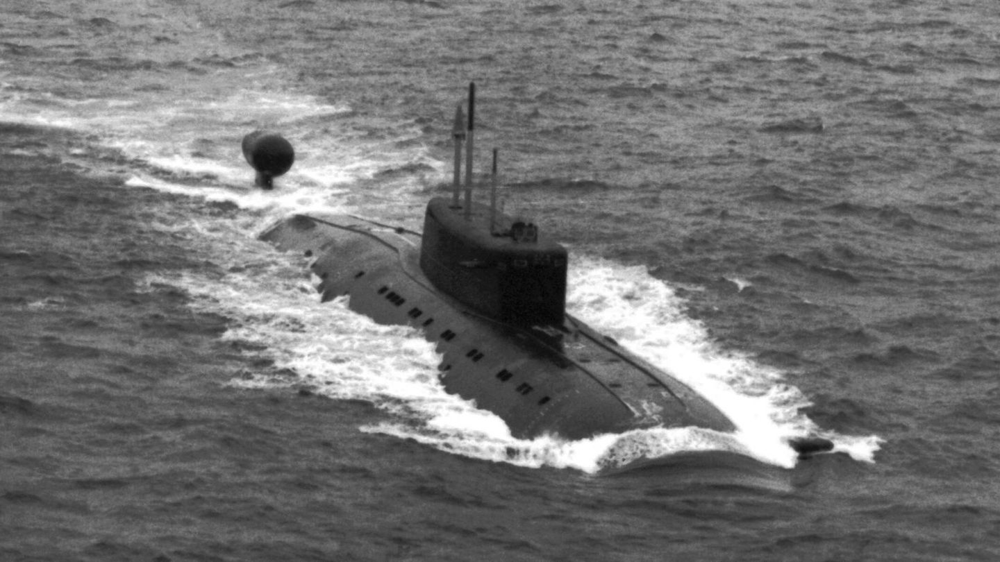 Vista aérea de proa a estribor de un submarino de ataque con propulsión nuclear de la clase Sierra II. (Departamento de Defensa de los EEUU)