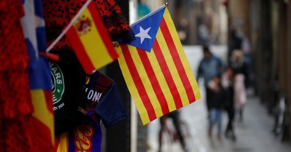 Foto: Bandera de España y una estelada en una calle de Barcelona. (Reuters)