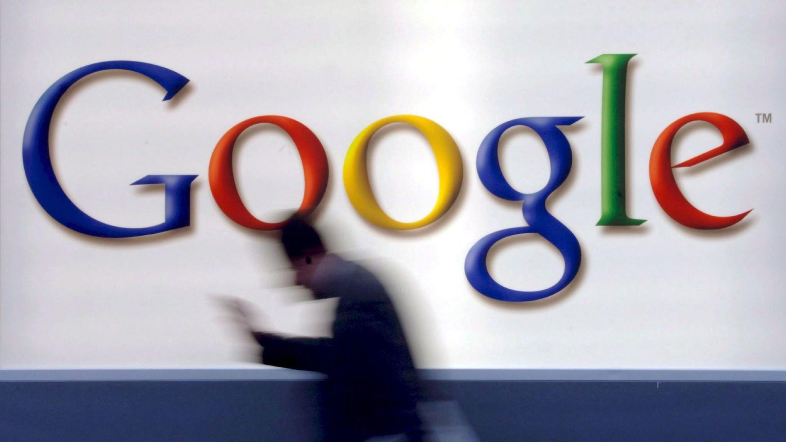 Foto: Un hombre pasa por delante de un logo de Google en Fráncfort. (EFE)