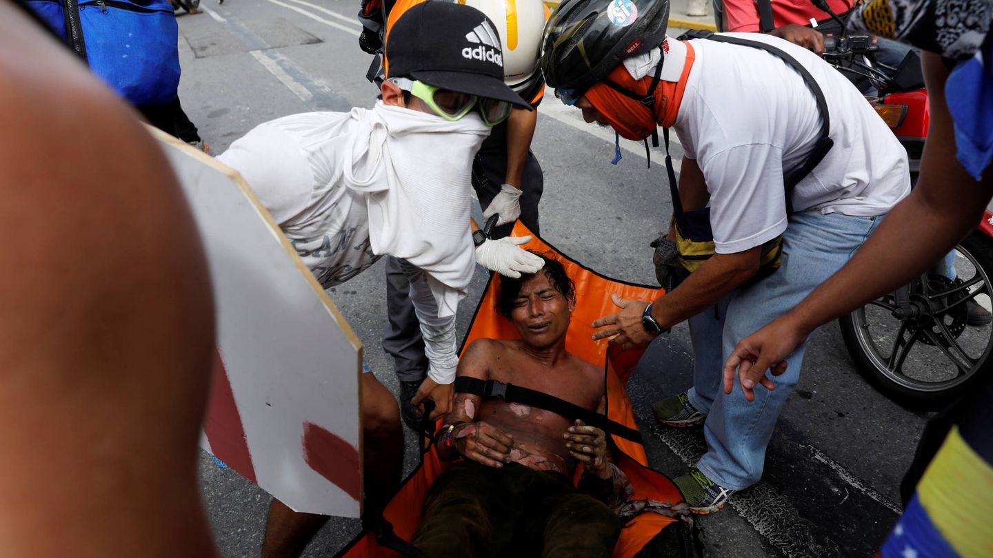 Un manifestante herido es evacuado durante las protestas contra el Gobierno en Caracas. (Reuters)