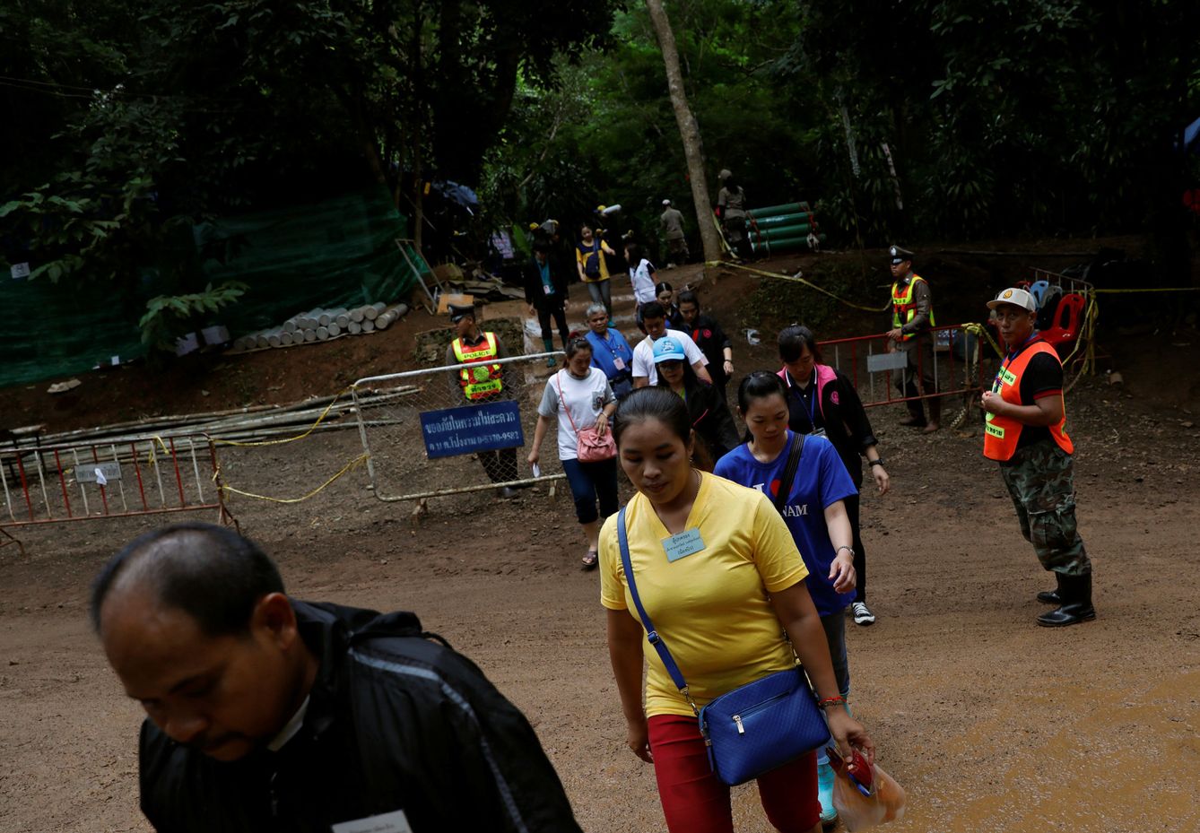 Los familiares de los niños atrapados entran en el recinto de la cueva de Tham Luang. (Reuters)
