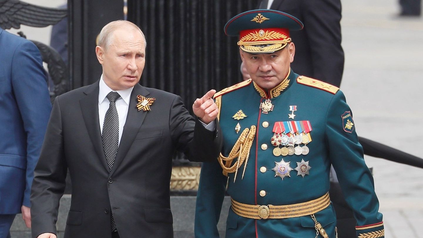 Putin con su ministro de Defensa. (Reuters)
