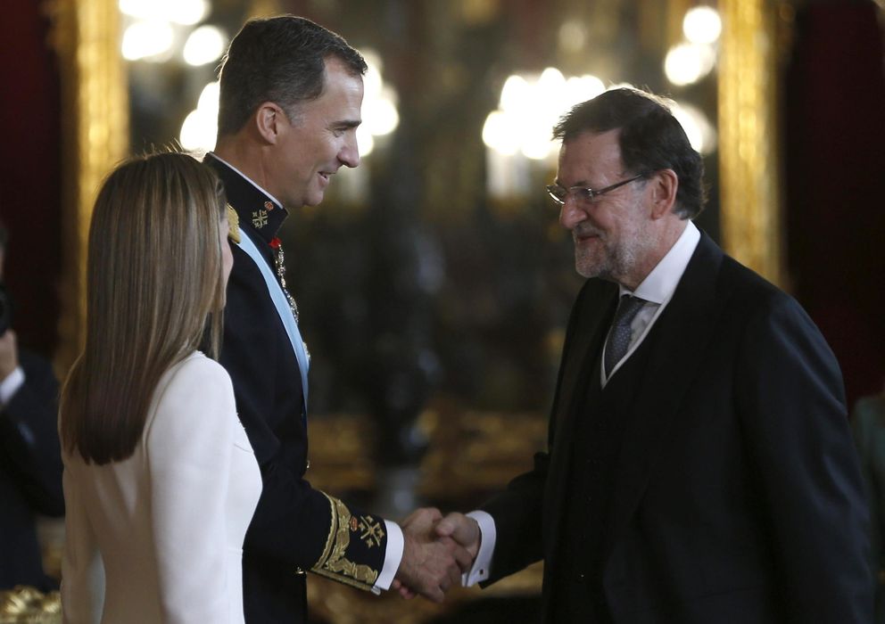 Foto: Los reyes Felipe VI y Letizia saludan al presidente del Gobierno, Mariano Rajoy, en la recepción. (EFE)