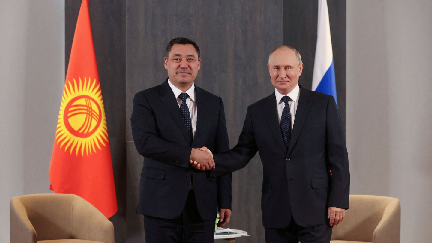 El presidente de Kirguistán, Sadyr Japarov, junto al presidente Putin. El presidente ruso Vladimir Putin. (Reuters/ Alexandr Demyanchuk)