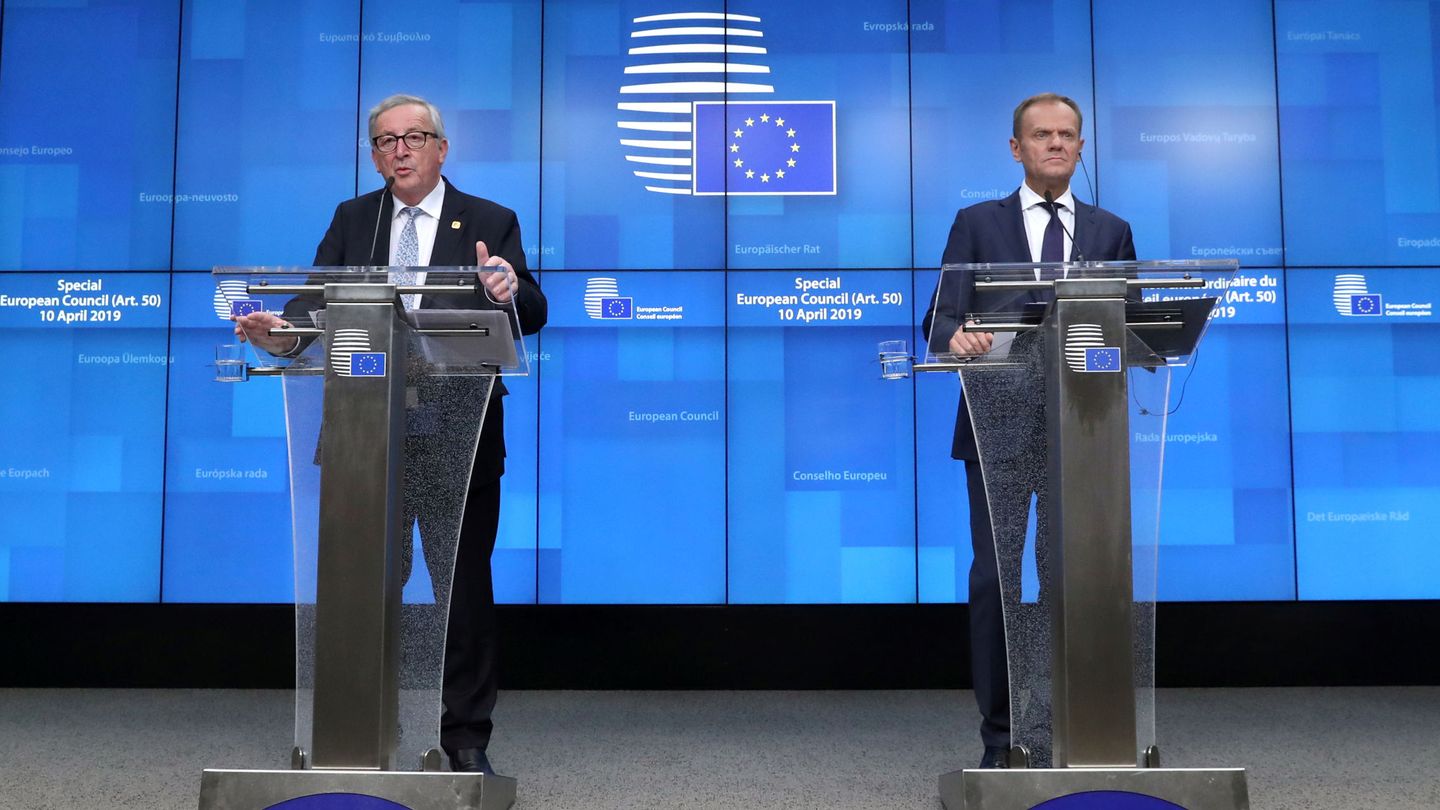 Los presidentes Jean-Claude Juncker (izquierda), de la Comisión Europea, y Donald Tusk (derecha), del Consejo Europeo. (Reuters)
