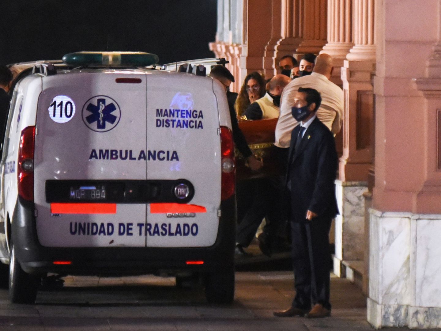 La ambulancia que llevó los restos mortales del argentino. (Reuters)