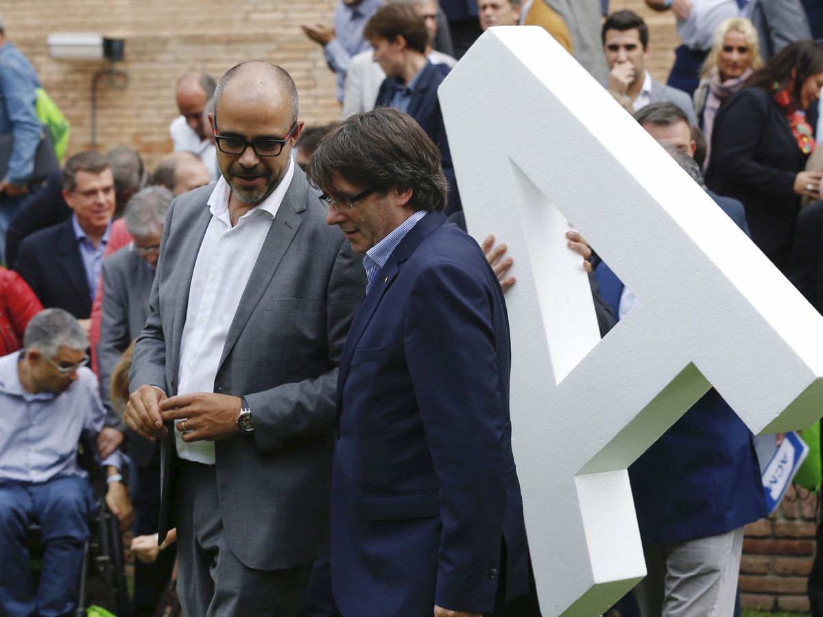 Foto: El presidente de la Generalitat, Carles Puigdemont (d), y el presidente de la Asociación Catalana de Municipios (ACM), Miquel Buch, en una foto de archivo. (EFE)