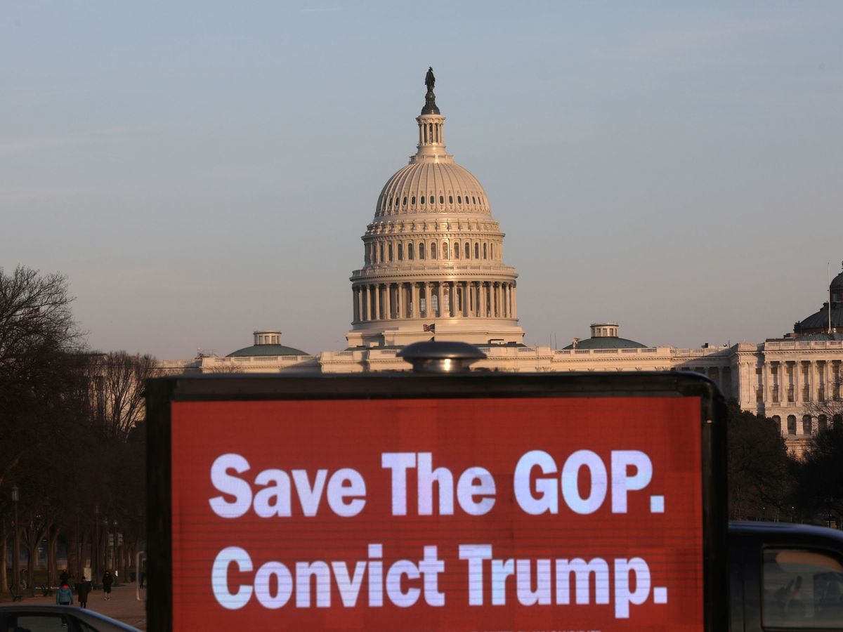 Foto: Cartel contra Donald Trump en Washington. (Reuters)
