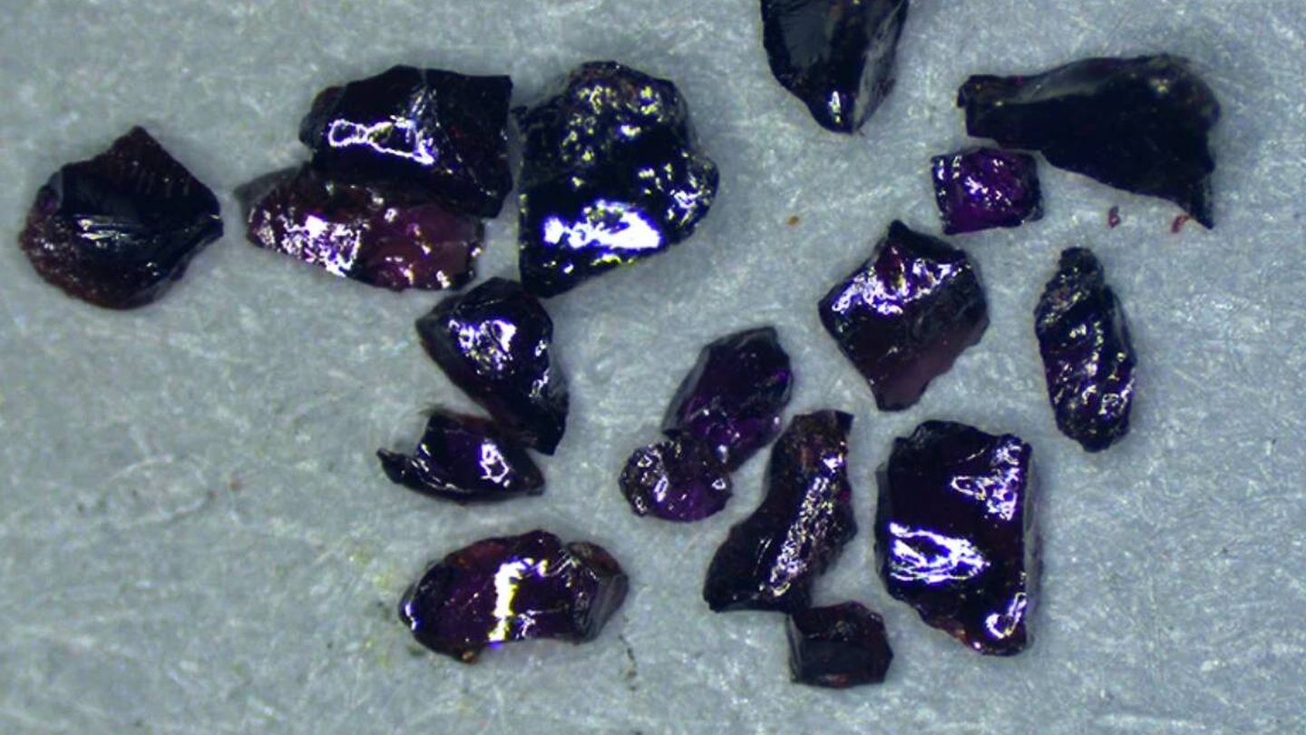 Cristales puros de LK-99, sintetizados por un equipo del Instituto Max Planck de Investigación del Estado Sólido de Stuttgart, Alemania. (Nature)