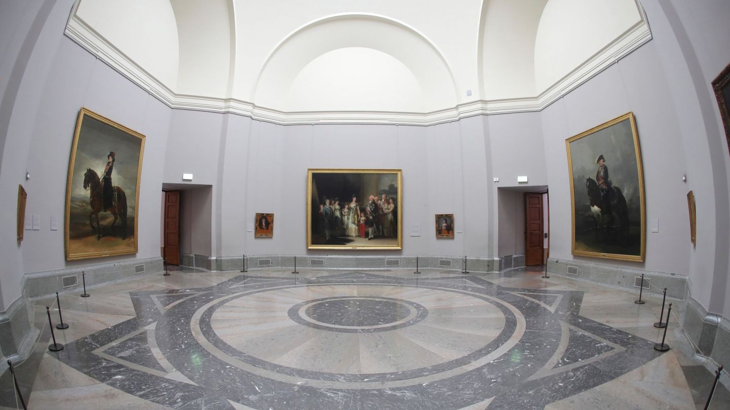Sala Goya del Prado, presidida por 'La familia de Carlos IV', el pasado 30 de abril. (EFE)