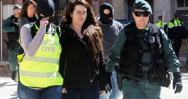 Foto:  Agentes de la Guardia Civil trasladan de su domicilio en la localidad barcelonesa de Viladecans a la activista integrante de los CDR. (EFE) 