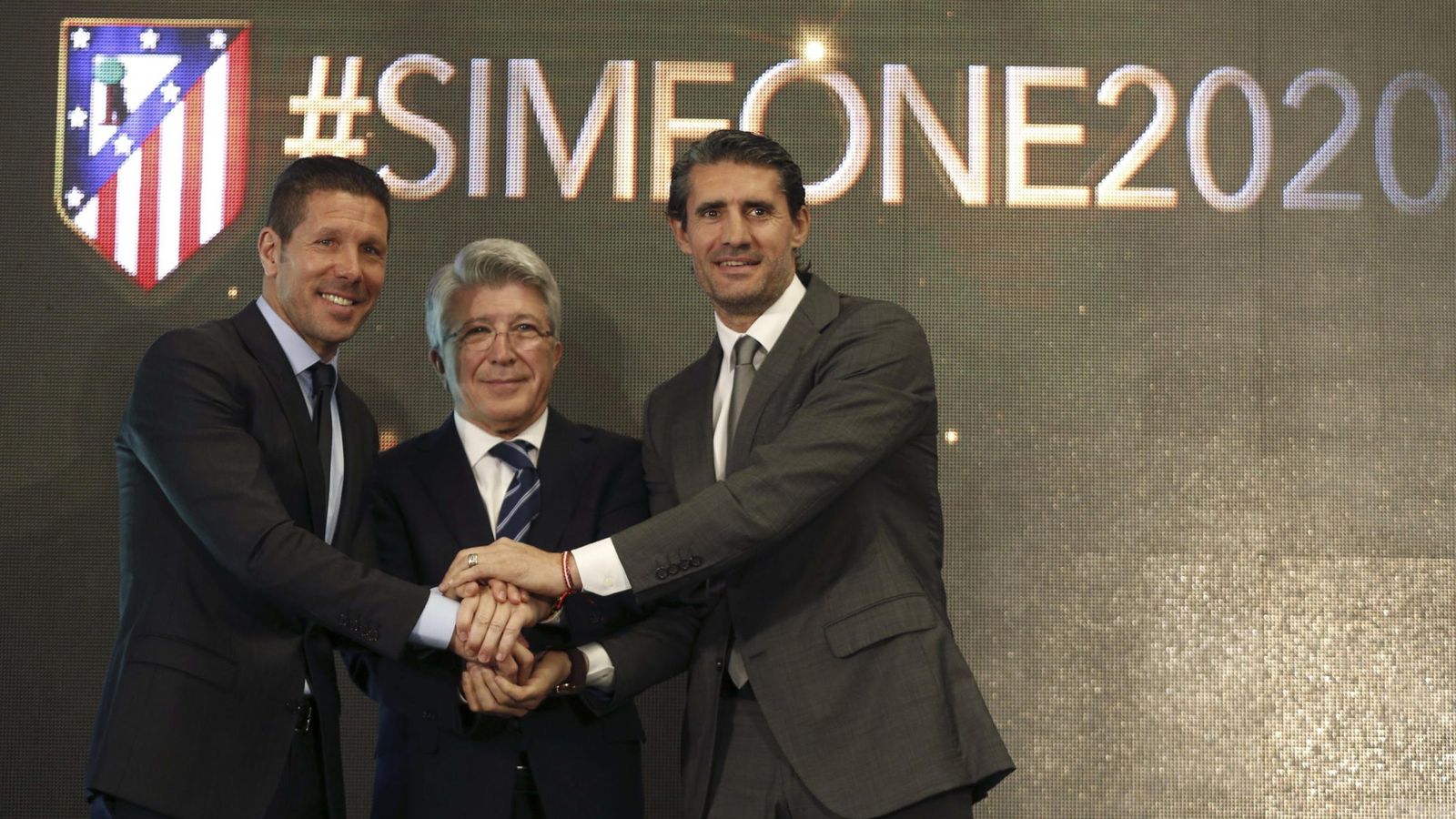 Foto: Simeone junto a Cerezo y Caminero durante la presentación del acuerdo de renovación de su contrato.