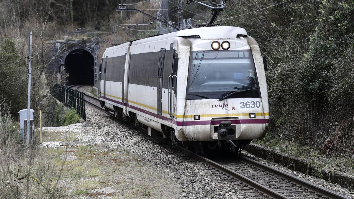 Evacuan a los pasajeros de un tren averiado en un túnel de la línea Santander-Bilbao