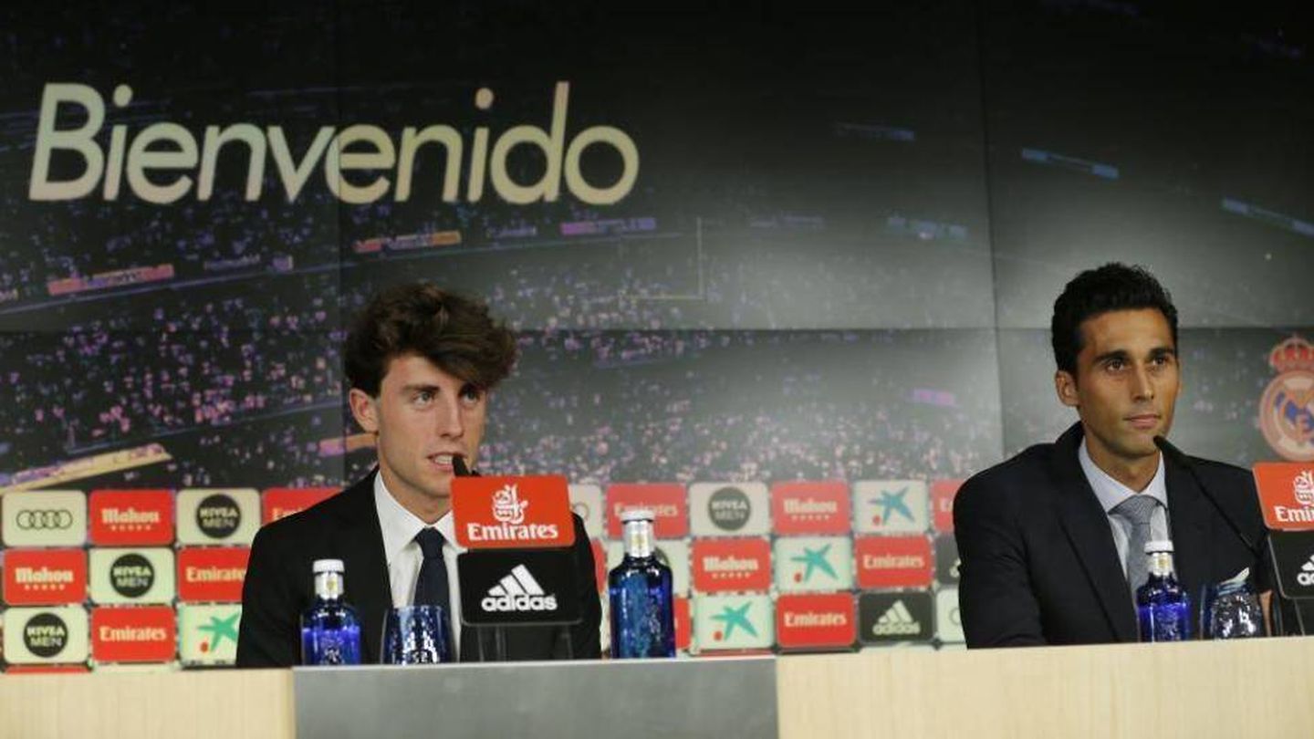 Odriozola, junto a Arbeloa, durante su presentación como jugador del Real Madrid. (EFE)