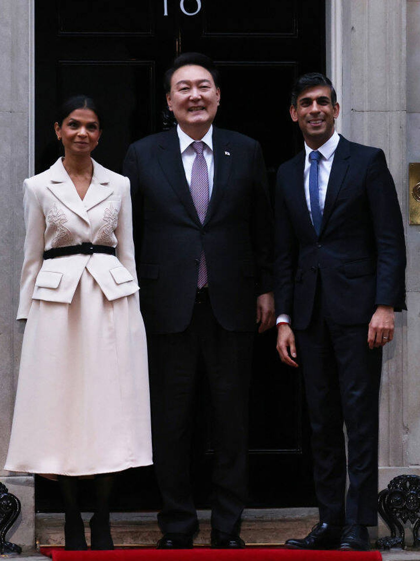Akshata Murty y Rishi Sunak posan en el 10 de Downing Street junto al presidente de Corea del Sur. (Getty Images)