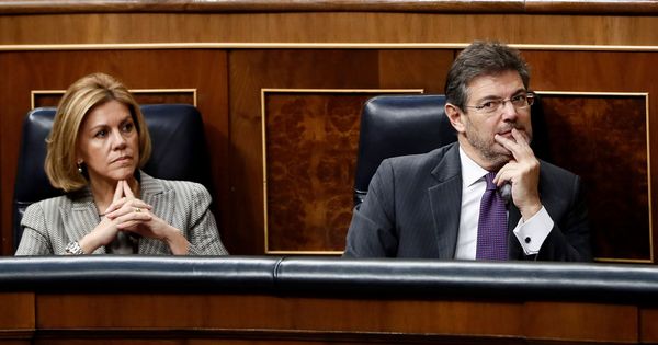 Foto: El ministro de Justicia, Rafael Catalá, y la ministra de Defensa, María Dolores de Cospedal, en el pleno del Congreso que debatió este jueves sobre la PPR. (EFE)