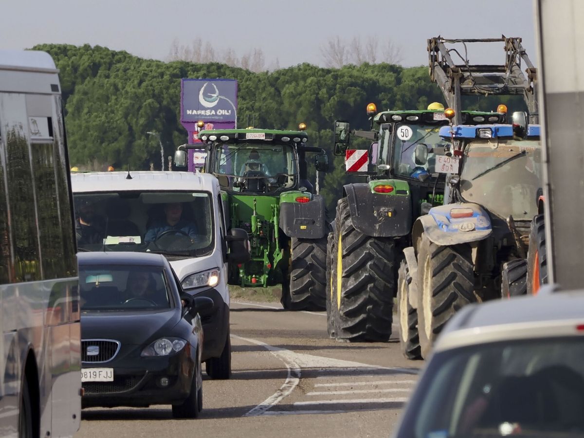 Foto: Imagen de una protesta de agricultores en la carretera (EFE/R. García)