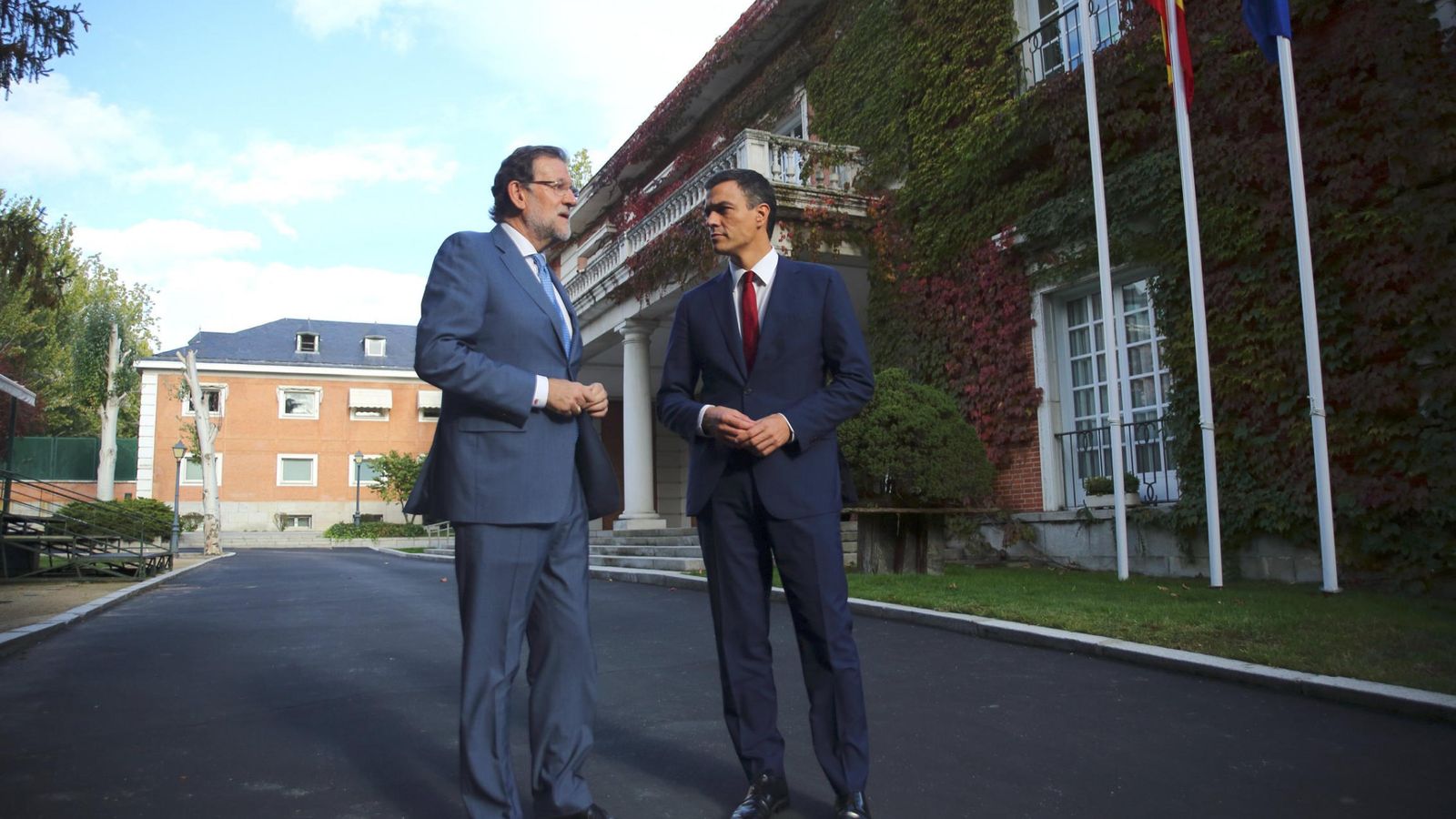Foto: Mariano Rajoy y Pedro Sánchez, el pasado 28 de octubre en los jardines de La Moncloa. (EFE)