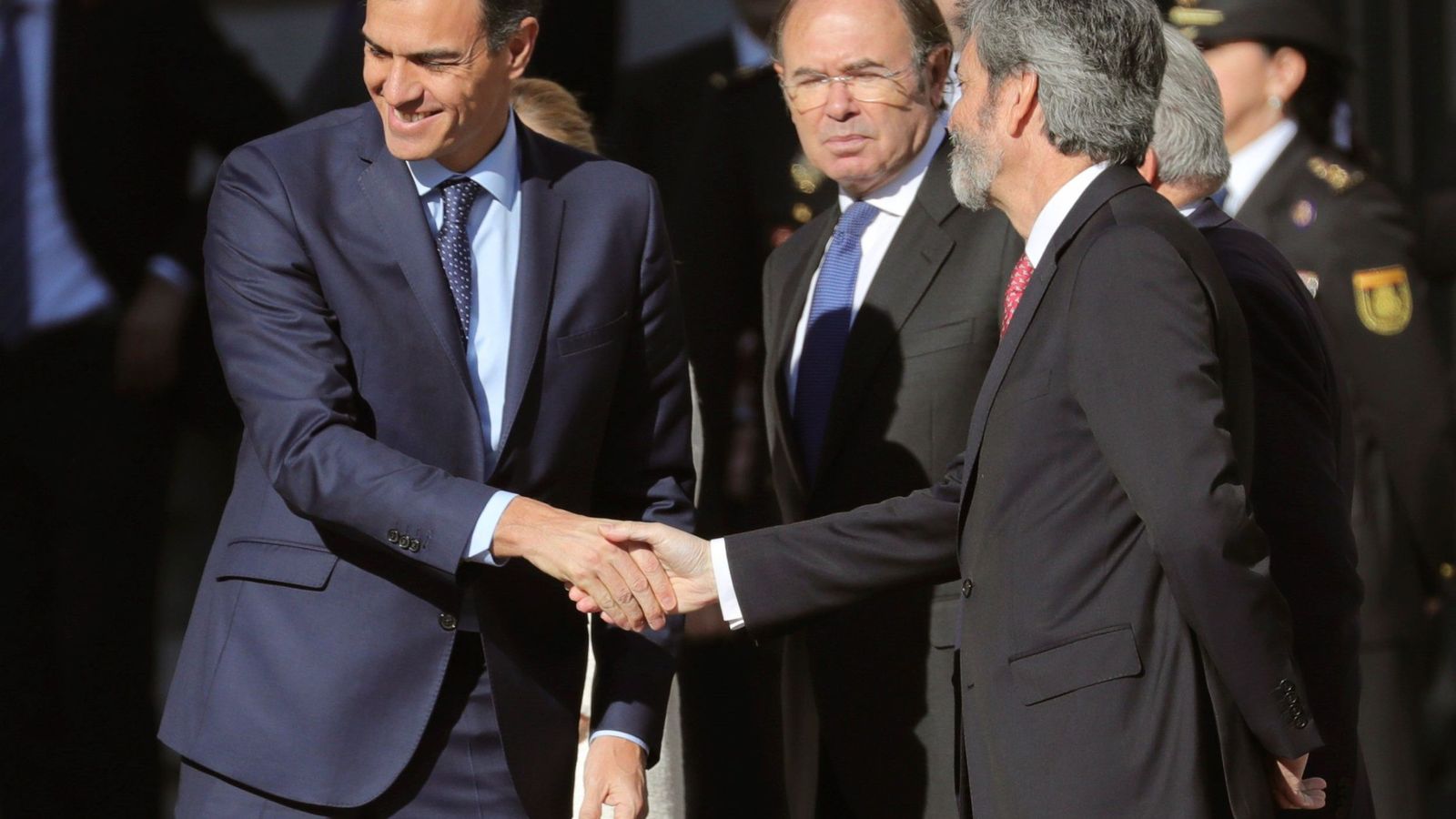 Foto: Pedro Sánchez y el presidente del TS y del CGPJ, Carlos Lesmes, se saludan ante el presidente del Senado, Pío García-Escudero, este 6-D en el Congreso. (EFE)