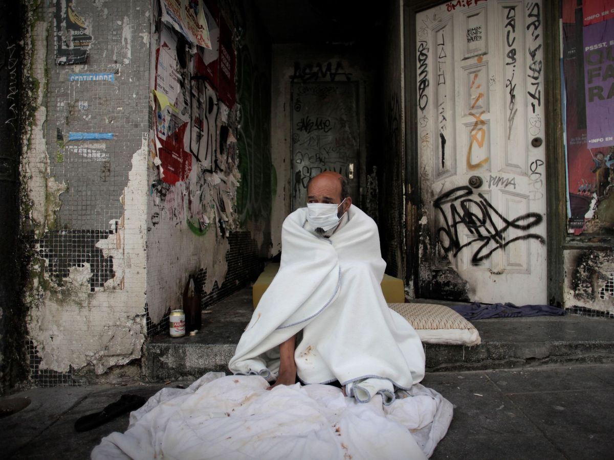 Foto: Una persona sin hogar con mascarilla en A Coruña. (EFE)