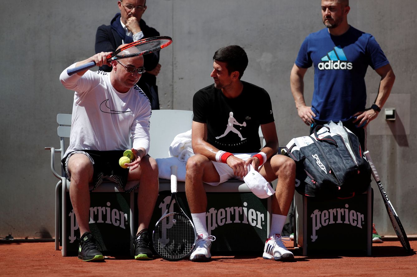 Tras romper en diciembre con Boris Becker y hace un mes con Marian Vajda, su técnico durante 10 años, Djokovic ha recurrido a Agassi. (Reuters) 