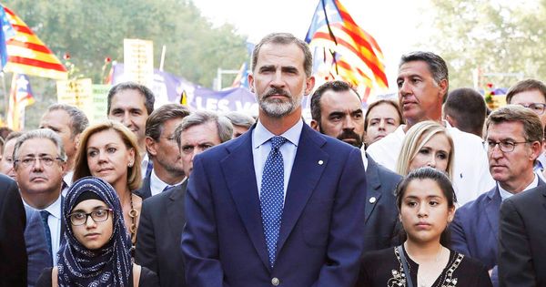 Foto: Felipe VI junto a varios políticos en la manifestación del año pasado. (EFE)
