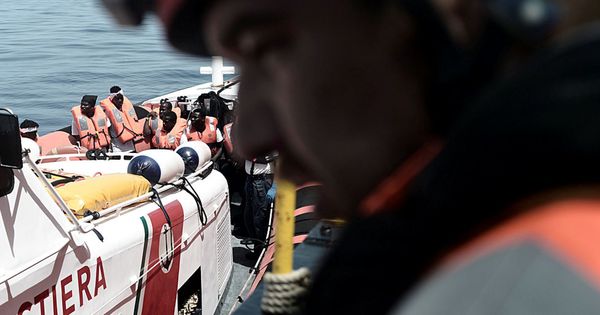 Foto: Varios de los 629 inmigrantes rescatados a bordo del barco Aquarius, que el Gobierno italiano rechazó, el 12 de junio de 2018. (EFE/cedida)