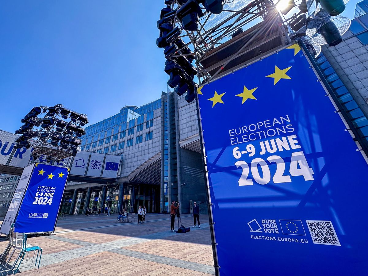 Foto: El Parlamento Europeo se prepara para la retransmisión de los resultados de las elecciones europeas en Bruselas. (EFE/Olivier Hoslet)