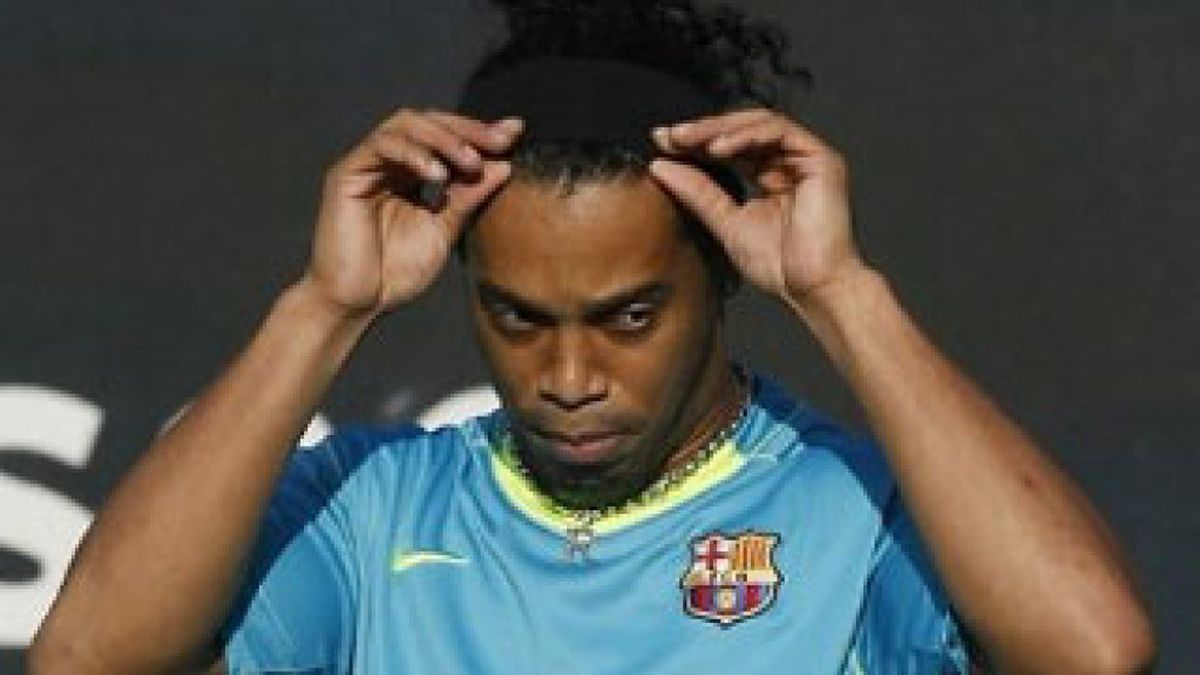 Ronaldinho costará al menos 40 millones de euros, según Laporta