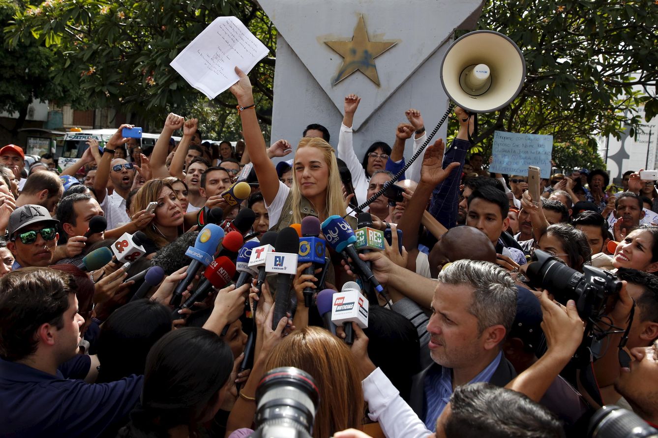 Foto: Tintori, esposa del opositor encarcelado Leopoldo López, muestra una carta de su marido durante una rueda de prensa en Caracas, el 11 de septiembre de 2015 (Reuters).