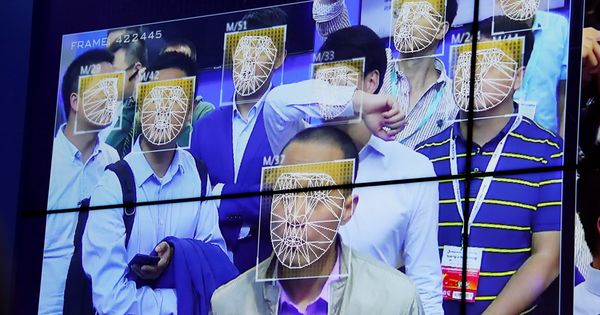 Foto: Visitantes a una exposición de seguridad experimentan las tecnologías de reconocimiento facial, en Shenzhen, China, en octubre de 2017. (Reuters)