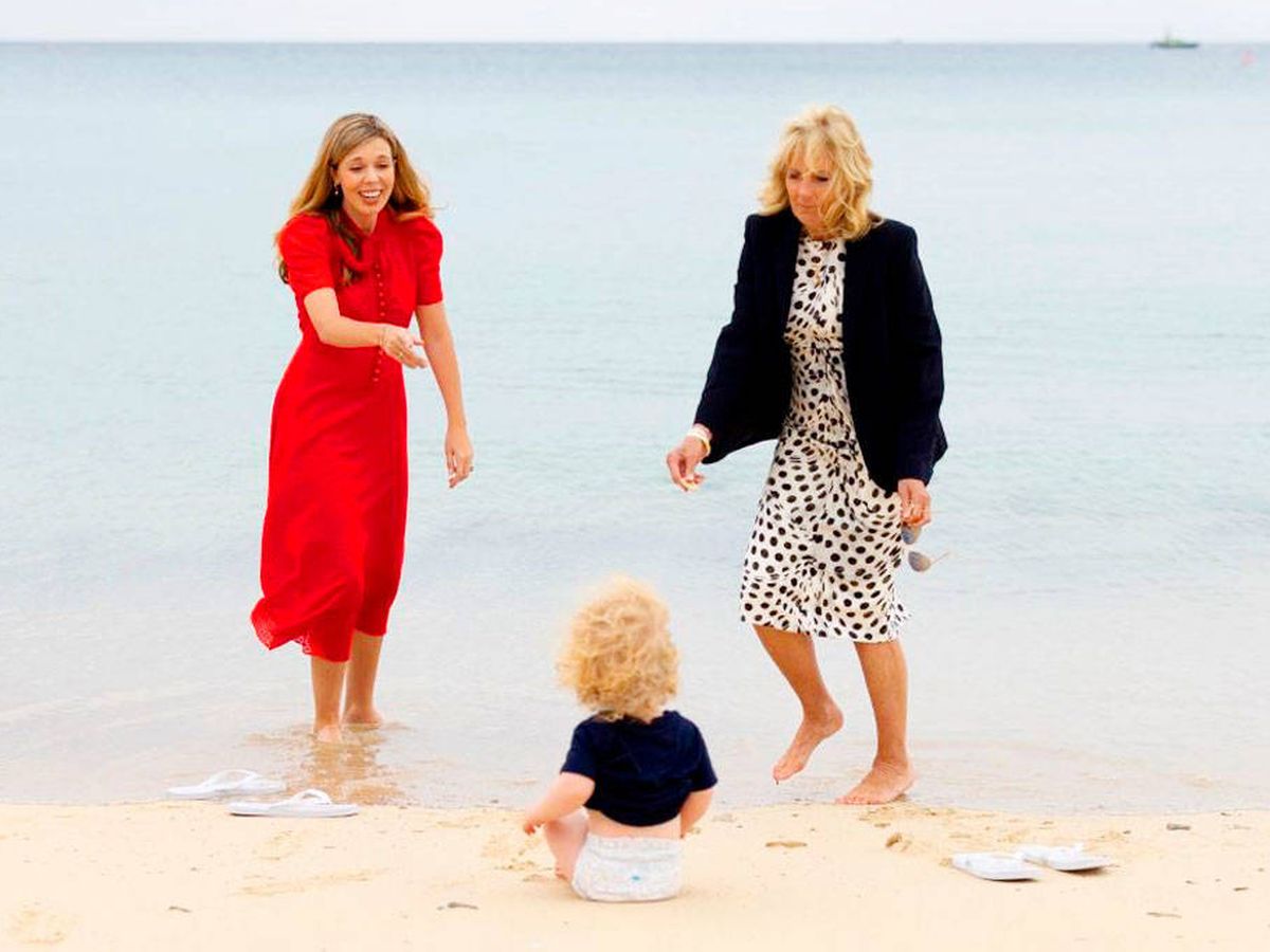 Foto: Carrie Symonds y Jill Biden se divierten en la playa. (Simon Dawson / Nº10 Downing Street) 