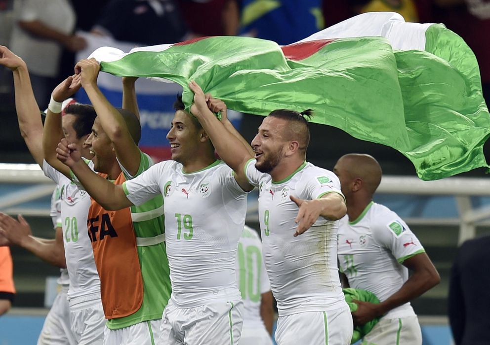 Foto: Varios jugadores de Argelia celebran la histórica clasificación a octavos de final (EFE)