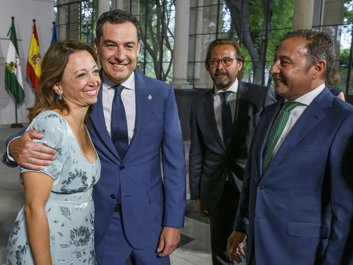 Foto: Juanma Moreno, entre Patricia Navarro y Ricardo Sánchez, futuros líderes del PP en Málaga y Sevilla, respectivamente. (EFE/Raúl Caro)