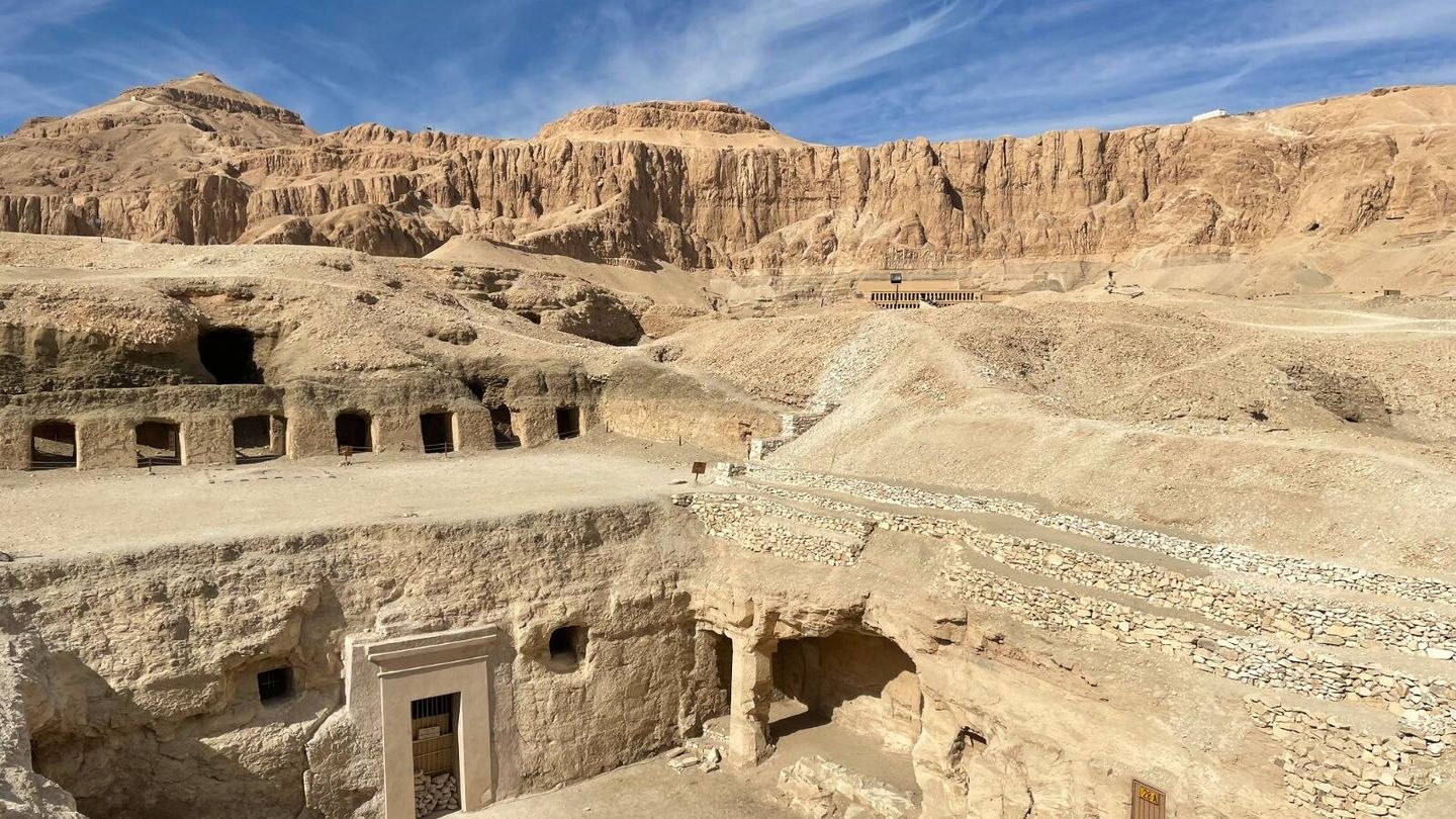 La tumba del visir, con el templo de la reina Hatshepsut de fondo. (Cortesía del IEAE)