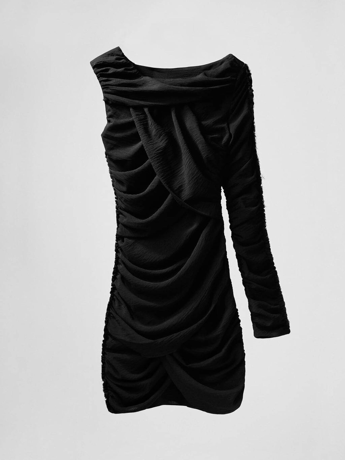 Vestido negro de edición limitada. (Zara/Cortesía)