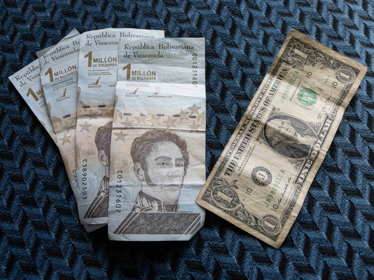 Foto: Cuatro billetes de un millón de bolívares, el equivalente a un dólar. (EFE)